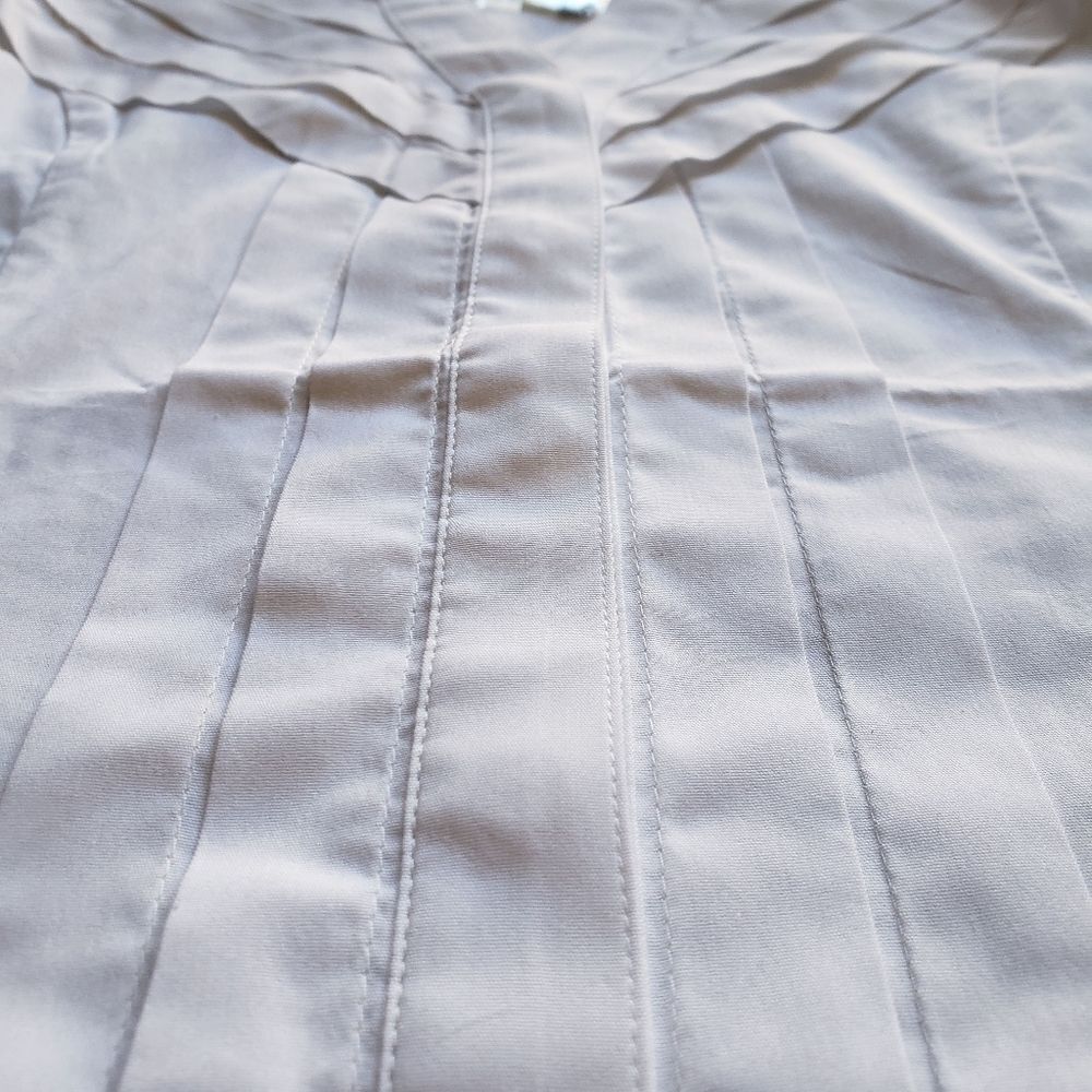 Express pleated blouse - Picture 4 of 13